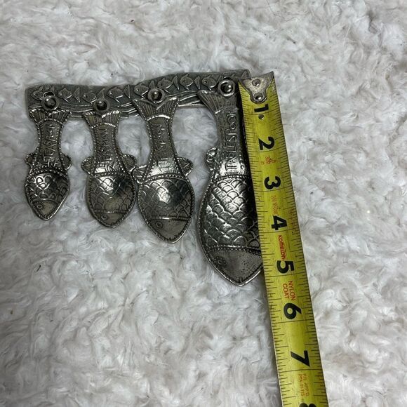 Vintage Tin Woodsman TWpewter set of four Fish measuring spoons with wall hanger - Picture 12 of 14